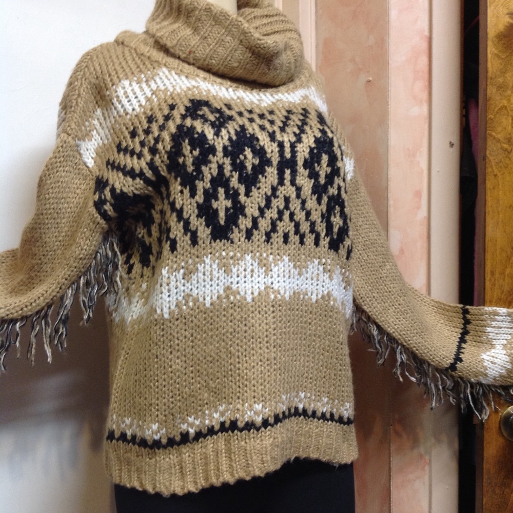 NWT Elan Cowl Neck, Fringe, Geometric, Soft, Luxurious